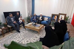 آملی لاریجانی با خانواده شهید سپهبد رشید دیدار کرد