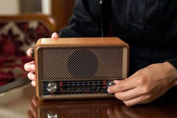 تئاتر رادیویی با رامین پورایمان و داریوش مودبیان در رادیو نمایش شنیده می شود