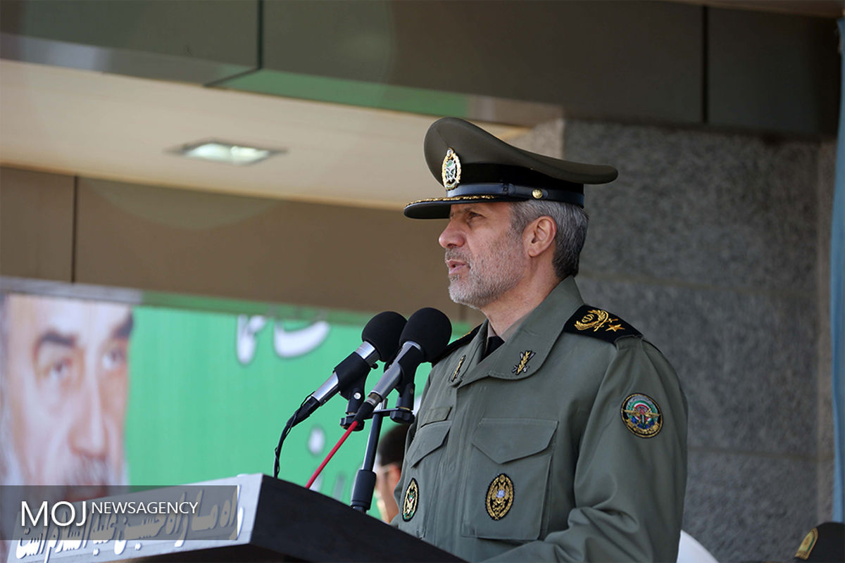 تحویل ناوموشک‌انداز سپر به نیروی دریایی ارتش/امیر حاتمی وزیر دفاع