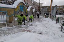 ۵۰۰ نیروی خدمات شهری اراک مشغول برف‌روبی خیابان‌ها و معابر هستند