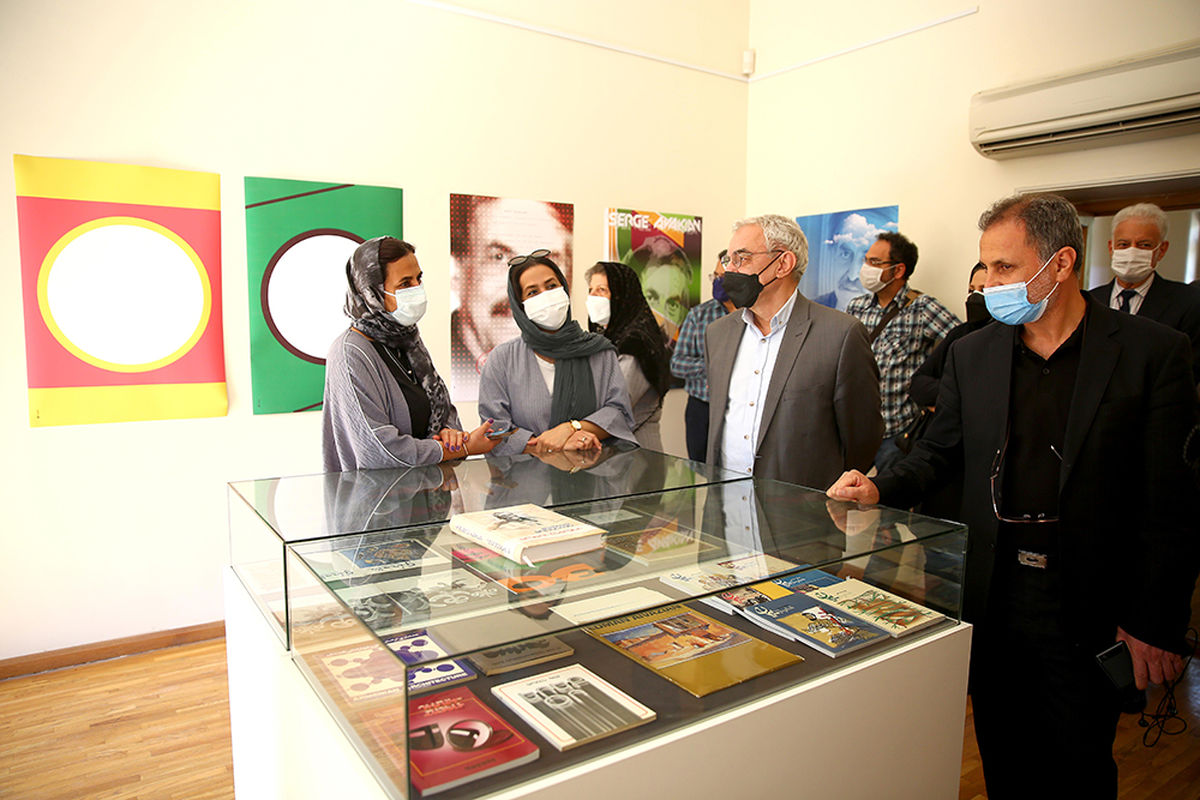 نمایشگاه پوستر ساده رنگی