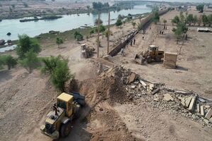 رفع تصرف  ساخت‌وسازهای غیرمجاز از اراضی بستر رودخانه کارون