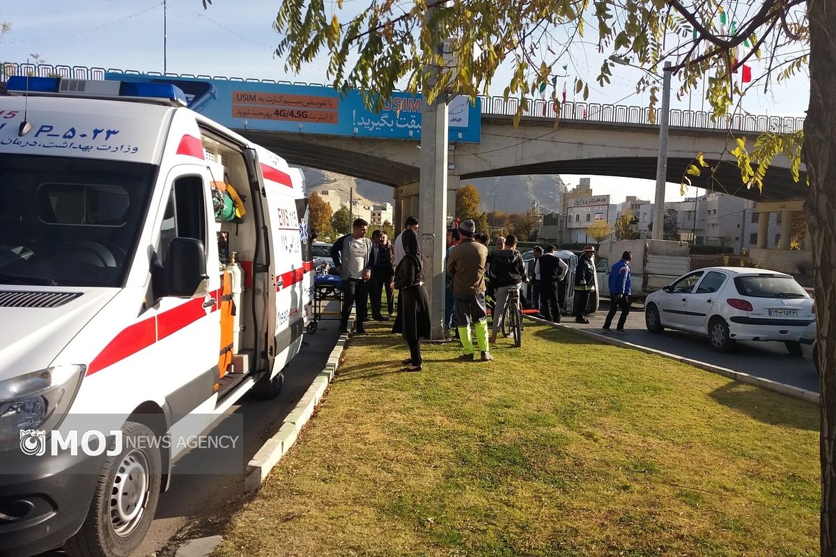 واژگونی خودرو در پل انقلاب خرم آباد