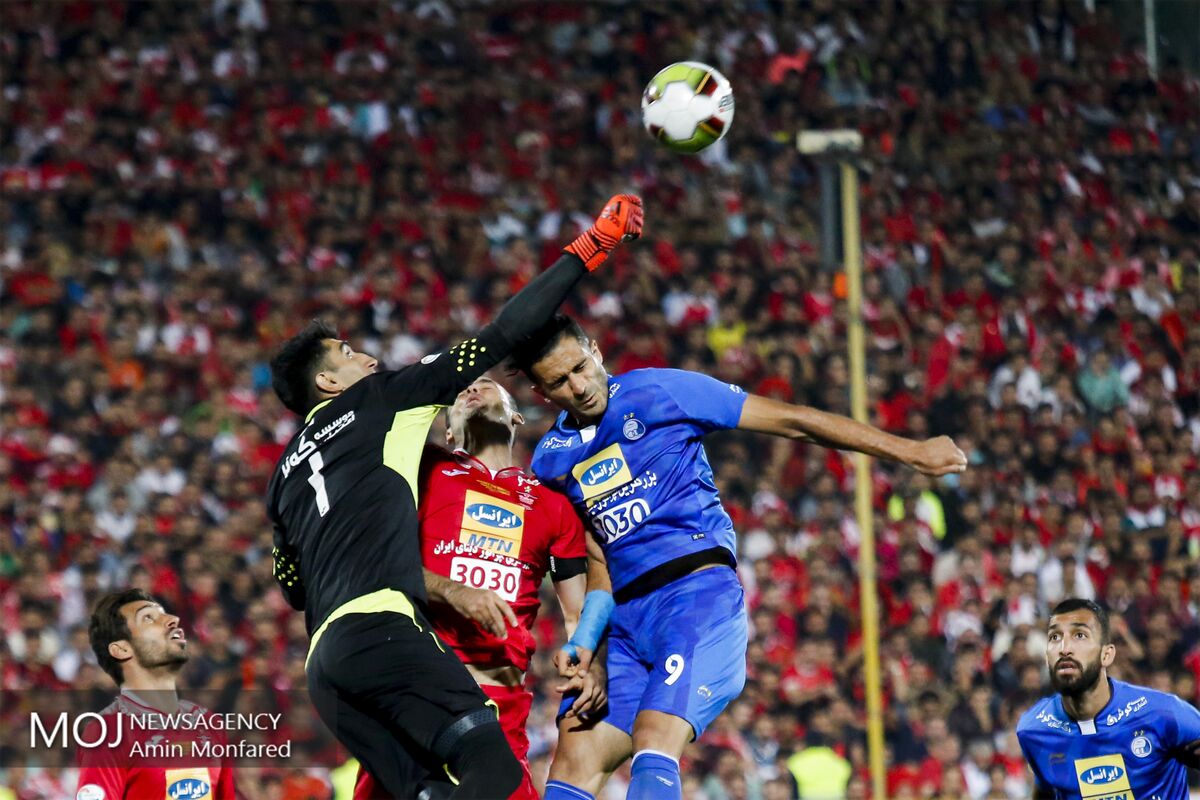 دیدار تیم های فوتبال استقلال و پرسپولیس
