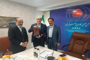 با اهدای لوح از سوی دکتر علی عسکری،از مدیرعامل بزرگ‌ترین آروماتیک ایران تجلیل شد
