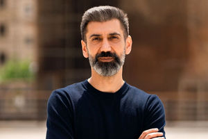 سینا رازانی در تئاتر کارگردانی می کند