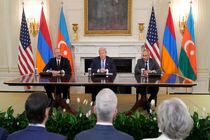 تقلب کردن پاشینیان، نخست‌وزیر ارمنستان بخاطر محل امضا سوژه رسانه‌ها شد! + فیلم