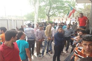 جوانان جویای کار ماهشهری رو به روی فرمانداری تجمع کردند