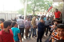 جوانان جویای کار ماهشهری رو به روی فرمانداری تجمع کردند