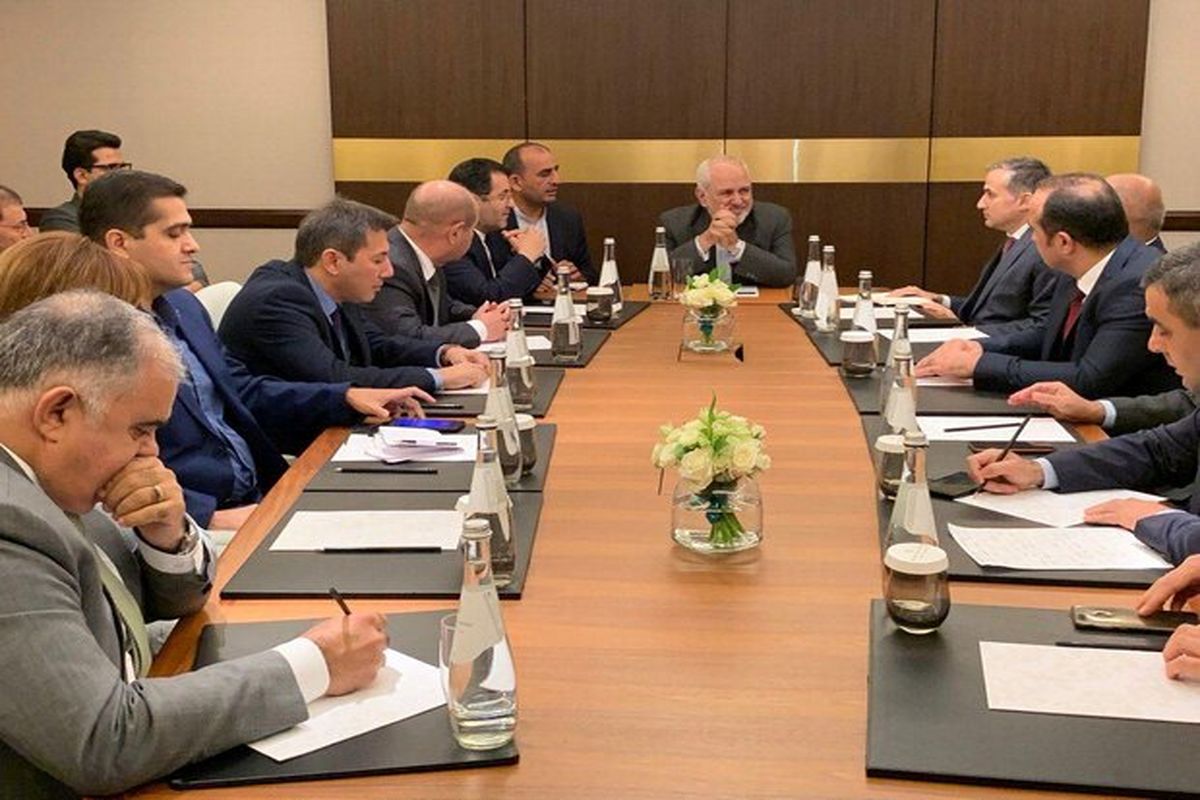 دیدار جمعی از مدیران رسانه و اندیشکده‌های آذربایجان با ظریف