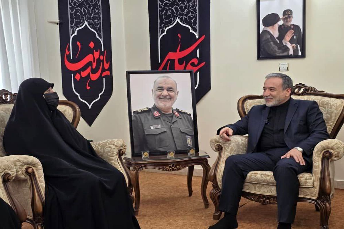 وزیر امور خارجه با خانواده شهید سردار سلامی دیدار کرد