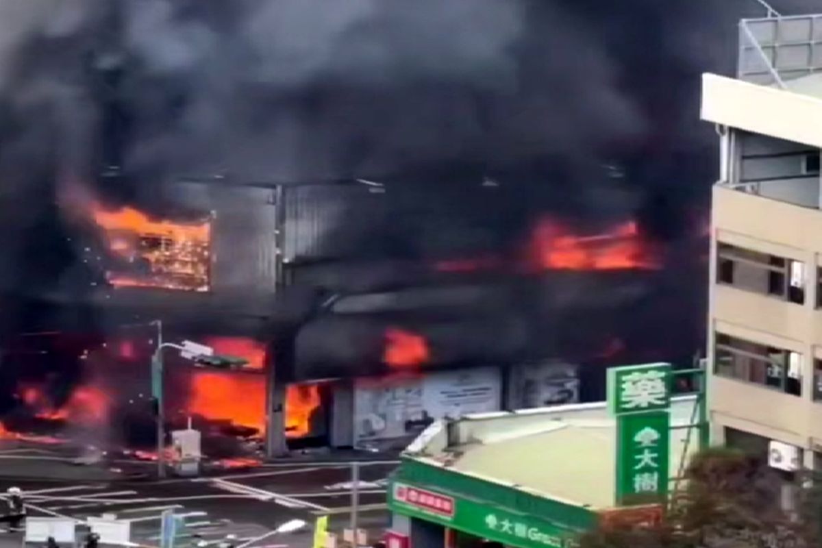 آتش‌سوزی گسترده در فروشگاهی در تایوان + فیلم