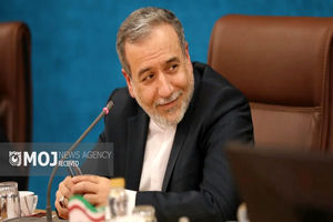 ابراز ادب و احترام وزیر امور خارجه به استادش + فیلم