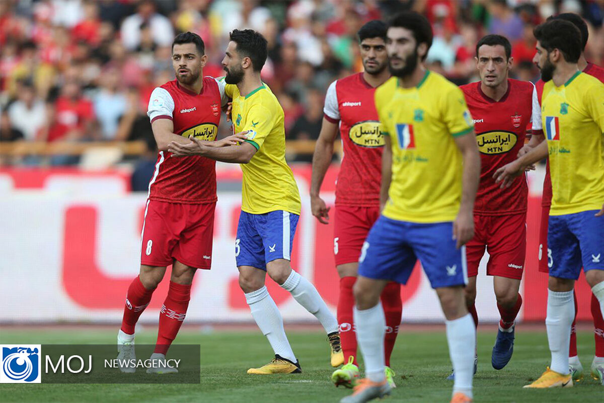 دیدار تیم‌های فوتبال پرسپولیس و صنعت نفت آبادان
