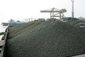 بارگیری محموله کلینکر و سنگ گچ قشم به مقصد غنا