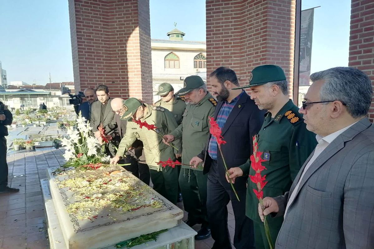 مزار میرزا کوچک خان جنگلی،در سلیمانداراب رشت گلباران شد