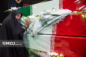 تشییع پیکر ۱۰۰ شهید گمنام دفاع مقدس در تهران + فیلم