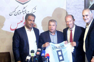 پیراهن شماره ۷ آرژانتین به علی پروین اهدا شد