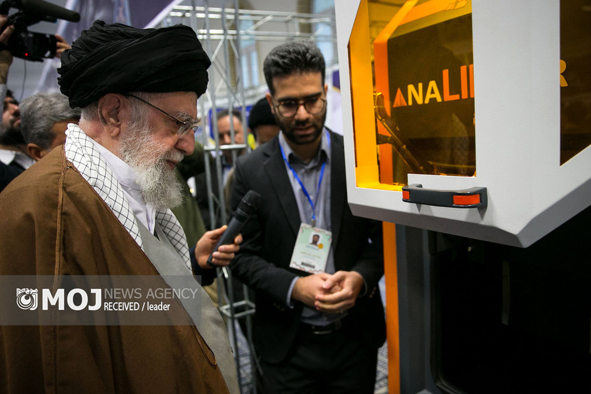 بازدید رهبر انقلاب از نمایشگاه دستاوردها و توانمندی‌های بخش خصوصی