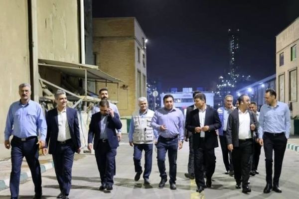 دیدار نوروزی مدیرعامل و جمعی از روسای پتروشیمی شهید تندگویان با کارکنان این مجتمع ساعاتی پس از تحویل سال