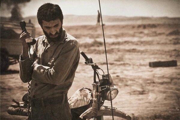 بیسیم لشکر شهدا در میدان انقلاب تهران صدای امروز را به گذشته گره زد