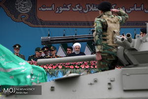 رژه یگان های نمونه ارتش با حضور رییس جمهوری