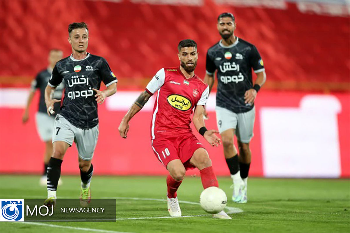 دیدار تیم‌ های فوتبال پرسپولیس و تراکتور 