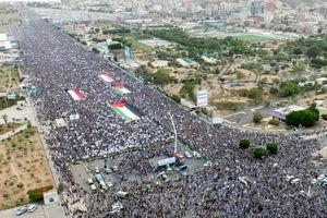 یمنی ها با شعار «ما در کنار غزه ایستاده‌ایم» تظاهرات کردند