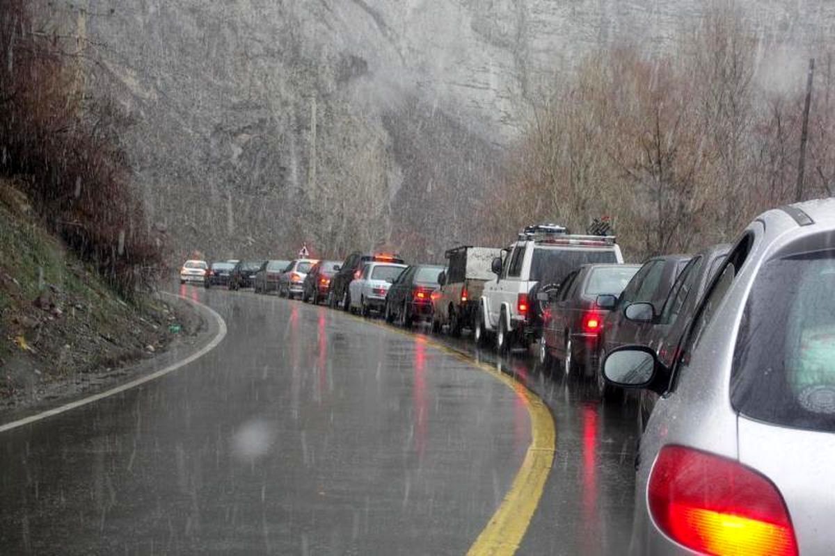 بارش باران در جاده