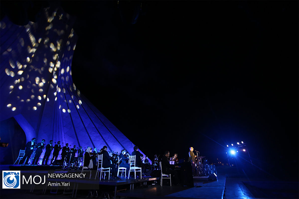 کنسرت آنلاین علیرضا قربانی در میدان آزادی تهران