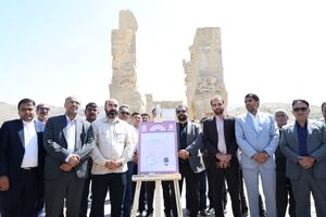 سند مالکیت مجموعه جهانی تخت جمشید رونمایی شد/
فارس اصلی‌ترین کانون تمدنی ایران فرهنگی است