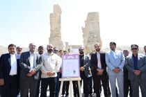 سند مالکیت مجموعه جهانی تخت جمشید رونمایی شد/
فارس اصلی‌ترین کانون تمدنی ایران فرهنگی است