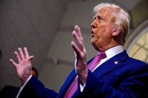 ترامپ تعرفه جهانی را  ۱۵ درصد افزایش می‌دهد