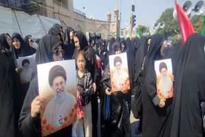 پیاده‌روی باشکوه مردم اردبیل در آیین تشییع قائد شهید از عالی‌قاپو تا امامزاده سیدصدرالدین