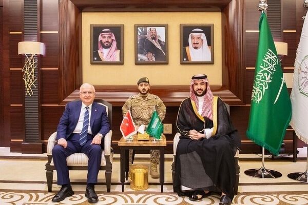 وزیران دفاع ترکیه و عربستان با یکدیگر گفتگو کردند