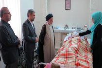 عیادت نماینده ولی فقیه از مادر سمنانی که 12 سال زندگی نباتی دارد