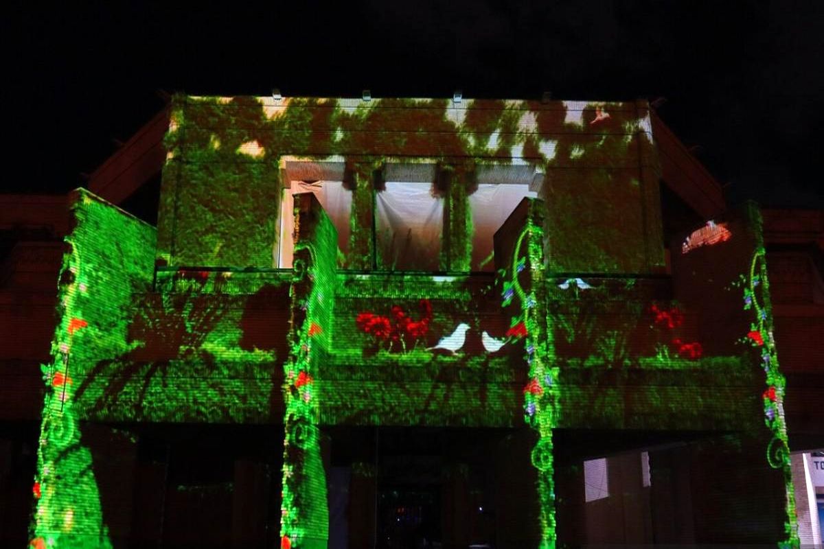 گذر گل و نور