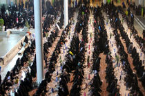 توزیع غذای تبرکی حرم حضرت معصومه(س) در میان طلاب غیر ایرانی