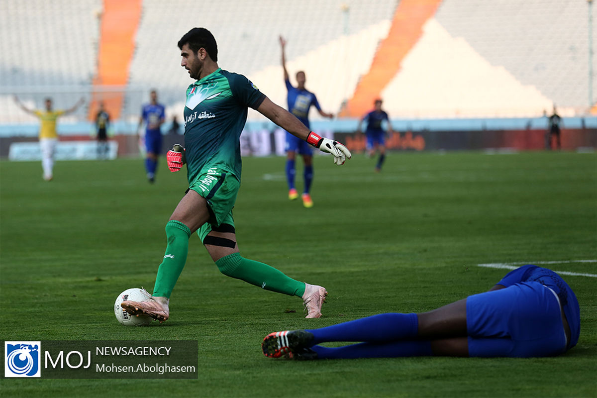 دیدار تیم های فوتبال استقلال و صنعت نفت