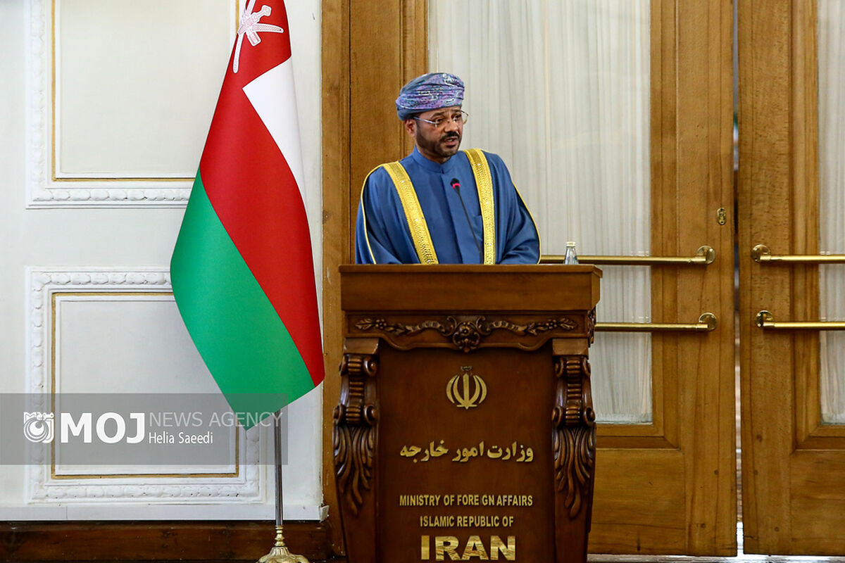دیدار و کنفرانس مطبوعاتی وزیر امور خارجه ایران و عمان