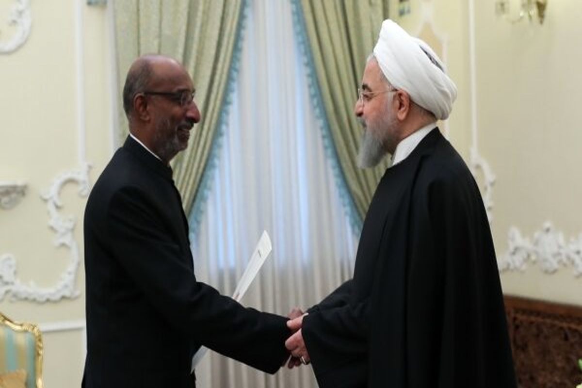 روحانی هنگام دریافت استوارنامه سفیر جدید هند