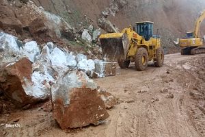  بازگشایی محور کوهستانی منج - بارز پس از ریزش سنگ‌