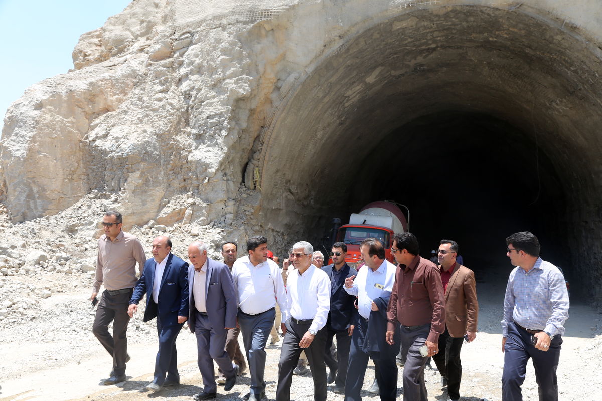 استاندار فارس در حاشیه بازدید از عملیات اجرایی بزرگراه دشت ارژن-تنگ ابوالحیات