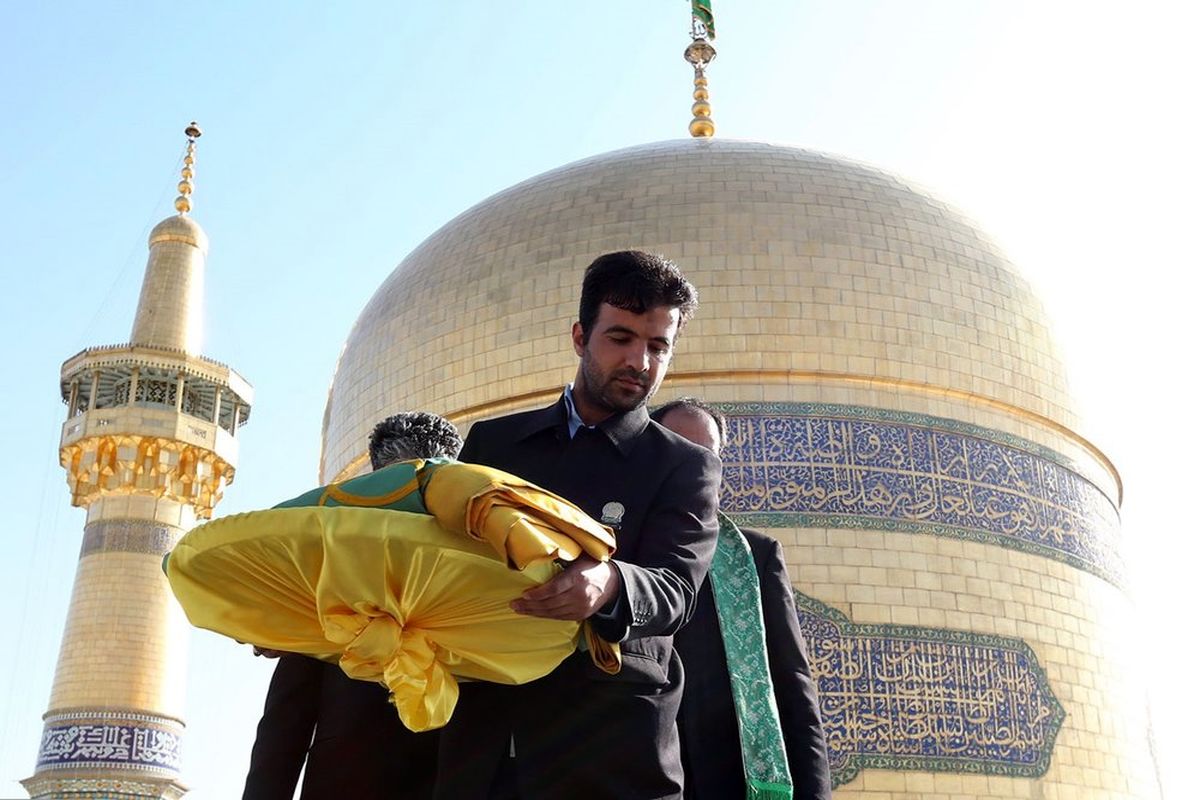 تعویض پرچم حرم امام رضا