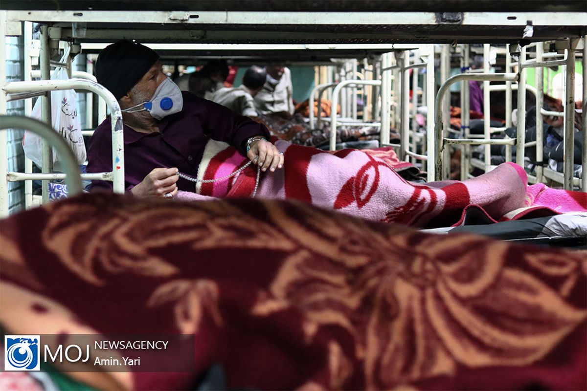 توزیع بسته های مقابله با کرونا در گرمخانه های تهران