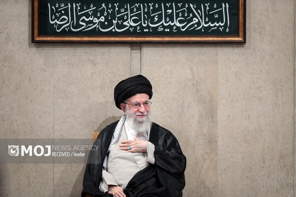 پرچم رهبر شهید هرگز بر زمین نخواهد ماند