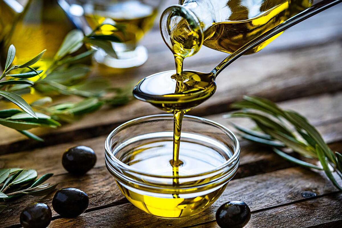 olive-and-olive-oil-on-table