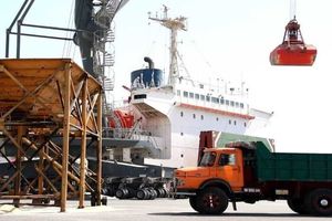 پهلودهی نوزدهمین شناور کالای اساسی در بندر شهید رجایی