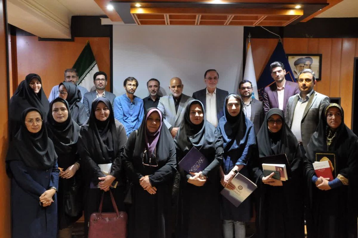 نشست کتابخوان اصحاب رسانه به مناسبت روز خبرنگار در رشت