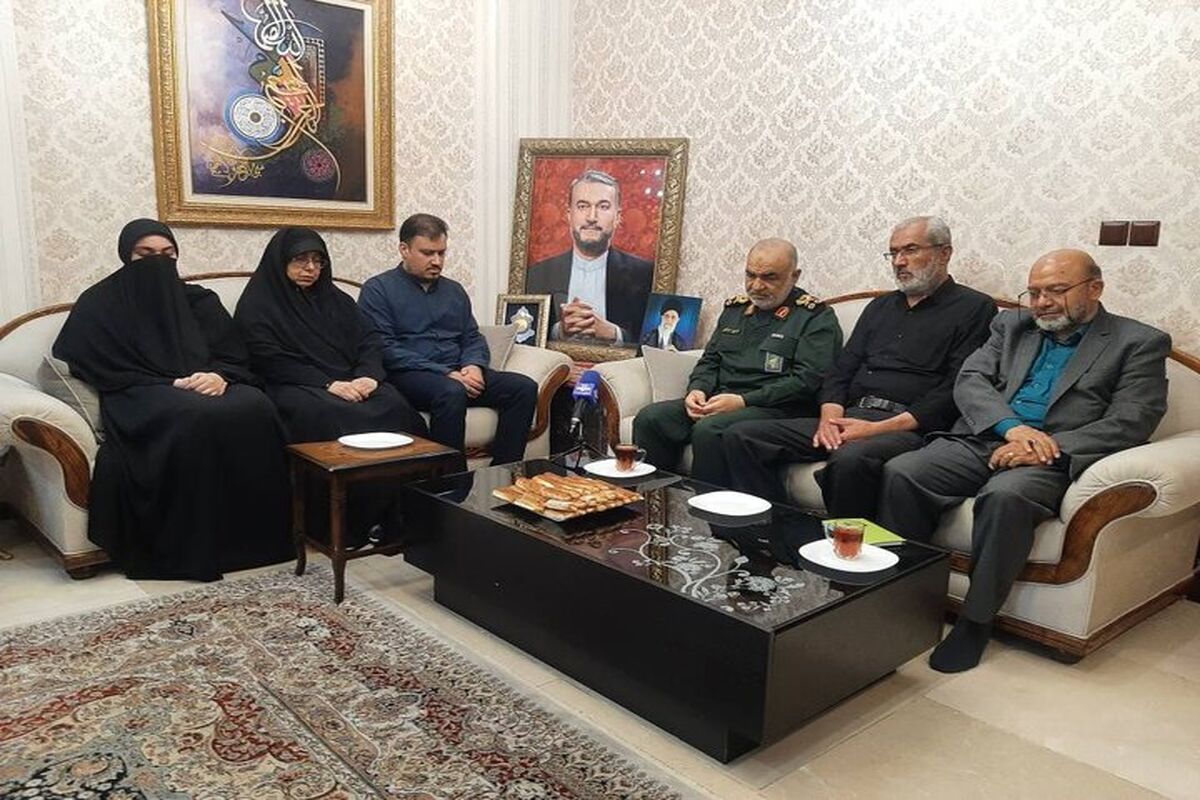 فرمانده کل سپاه در دیدار با خانواده شهید امیرعبداللهیان